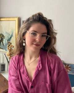 Fotografía de la ilustradora y retratista Laura Brayda